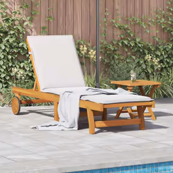 Cette chaise longue en bois classique est idéale pour prendre un bain de soleil et vous détendre près de la piscine, sur la t ...