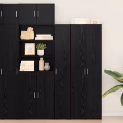 Ce buffet se distingue par son style moderne avec sa finition en chêne noir. Parfait pour les espaces de dining ou de vie, il ...