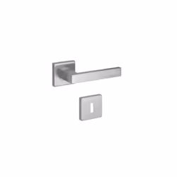 Poignée de porte en inox brossé Vendues par paire Longueur de la poignée : 125mm Rosaces carrées : 53x53 mm Fixation : vis et ...