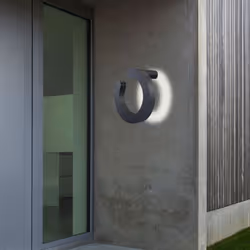 Description Cette applique murale moderne au design en anneau ouvert est fabriquée en aluminium gris et est protégée contre l ...