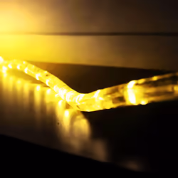 Description Ce tuyau lumineux jaune moderne assure un éclairage agréable et d'ambiance. Ce modèle de 600 cm en plastique tran ...