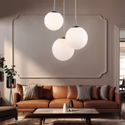 Description Lumière suspendue avec trois sphères en verre de différentes tailles. Grâce à son design moderne, cette lampe peu ...
