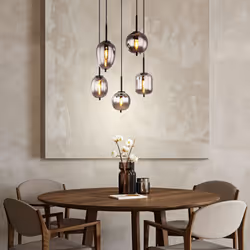 Description L'élégante lampe suspendue ravit petits et grands. Cinq câbles partent d'un plafonnier rond noir jusqu'à 1,5 m du ...