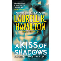 ISBN A Kiss of Shadows livre Édition de poche