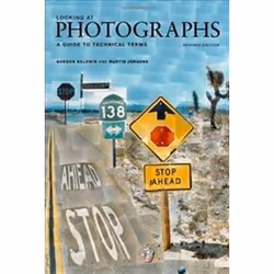 ISBN Looking at Photographs : A Guide to Technical Terms, Photographie, Anglais, Livre broché, 104 pages