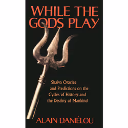ISBN While the Gods Play, Anglais, Livre de poche, 304 pages