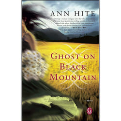 ISBN Ghost on Black Mountain Livre de poche