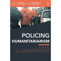 ISBN Policing Humanitarianism (EU Policies Against Human Smuggling and their Impact on Civil Society) livre Loi Anglais Couverture rigide