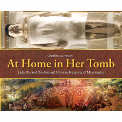 ISBN At Home in Her Tomb, Anglais, Couverture rigide, 80 pages
