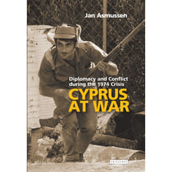 ISBN Cyprus at War Couverture rigide