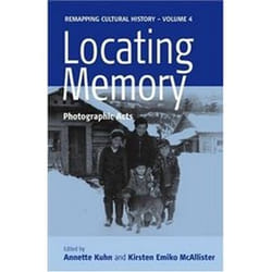 ISBN Locating Memory : Photographic Acts livre Photographie Anglais