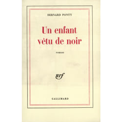 Un enfant vetu de noir