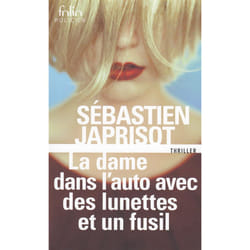 La dame dans l'auto avec des lunettes et un fusil