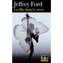 La fille dans le verre
