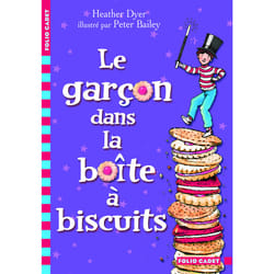 Le garçon dans la boîte de biscuits