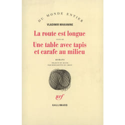 La route est longue / une table avec tapis et carafe au milieu