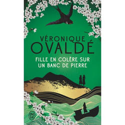 Fille en colère sur un banc de pierre (Poche)