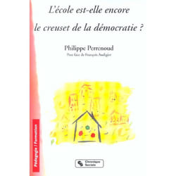 L'école est-elle le creuset de la démocratie ? éducation à la citoyenneté, quand la main droite ignore ce que fait la main gauche